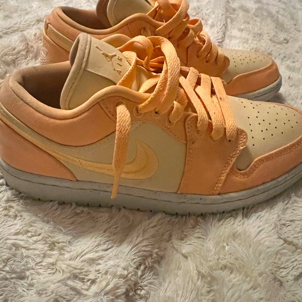 Size 7.5 Women’s Nike’s.